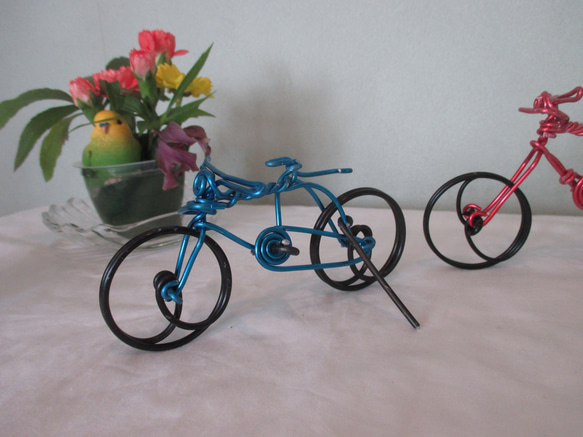 ★ワイヤークラフト　自転車　赤＆青　2台セット　ハンドメイド　ワイヤーアート　針金細工　赤横13㎝　高さ7.5㎝　幅5. 2枚目の画像