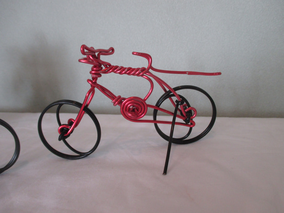 ★ワイヤークラフト　自転車　赤＆青　2台セット　ハンドメイド　ワイヤーアート　針金細工　赤横13㎝　高さ7.5㎝　幅5. 3枚目の画像