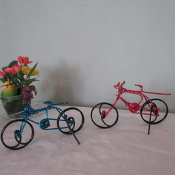 ★ワイヤークラフト　自転車　赤＆青　2台セット　ハンドメイド　ワイヤーアート　針金細工　赤横13㎝　高さ7.5㎝　幅5. 1枚目の画像