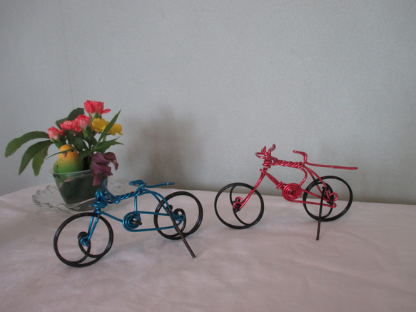 ★ワイヤークラフト　自転車　赤＆青　2台セット　ハンドメイド　ワイヤーアート　針金細工　赤横13㎝　高さ7.5㎝　幅5. 1枚目の画像