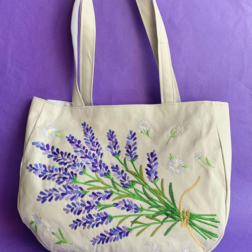 再販 丸いトートバッグ(ラベンダーとカモミールの刺繍) トートバッグ