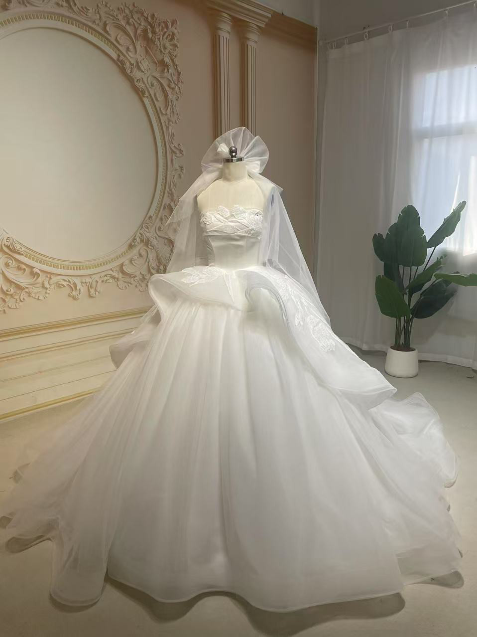 憧れのドレス　ノースリーブ　白　ソフトチュール　リーフ刺繍　ラッフルスカート　可愛い　ホワイト　多層チュール　ブライダル