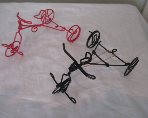 ☆輪ゴム三輪車 復刻版 赤＆黒 2台セット 針金細工 ヴィンテージ