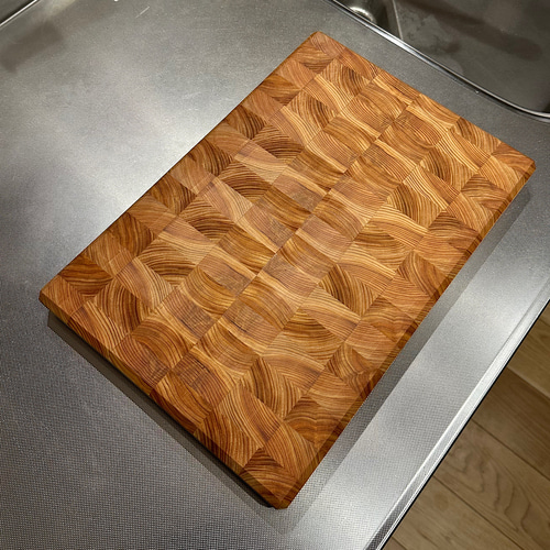 ヒノキのエンドグレインカッティングボード｜包丁に優しい木口面まな板