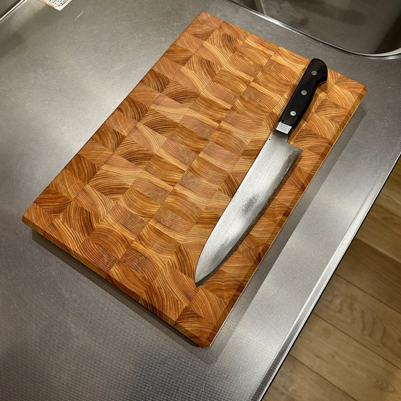 ヒノキのエンドグレインカッティングボード｜包丁に優しい木口面まな板［390×265×28mm］滑り止め付き