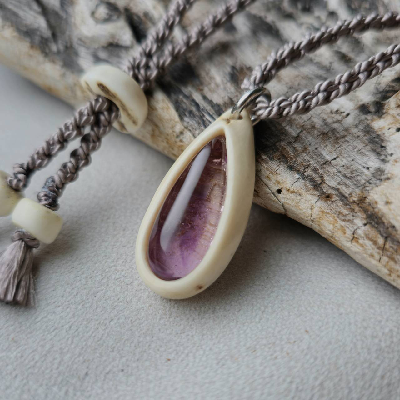 鹿の角 バイカラーアメジストのペンダント