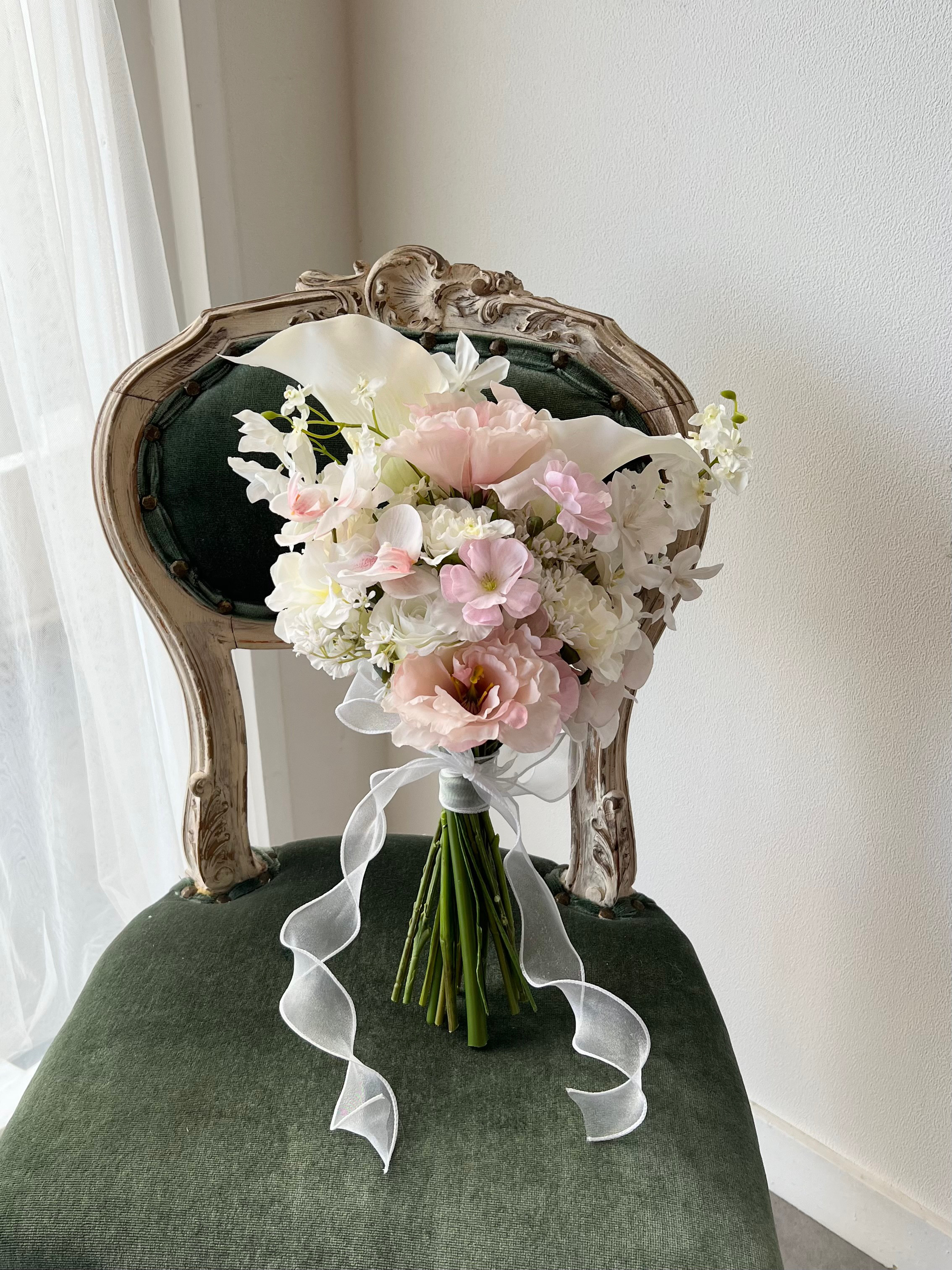 カラーリリーの透明感ブーケ♡クラッチブーケ　アーティフィシャルフラワー【オープンSALE中】ブートニア付