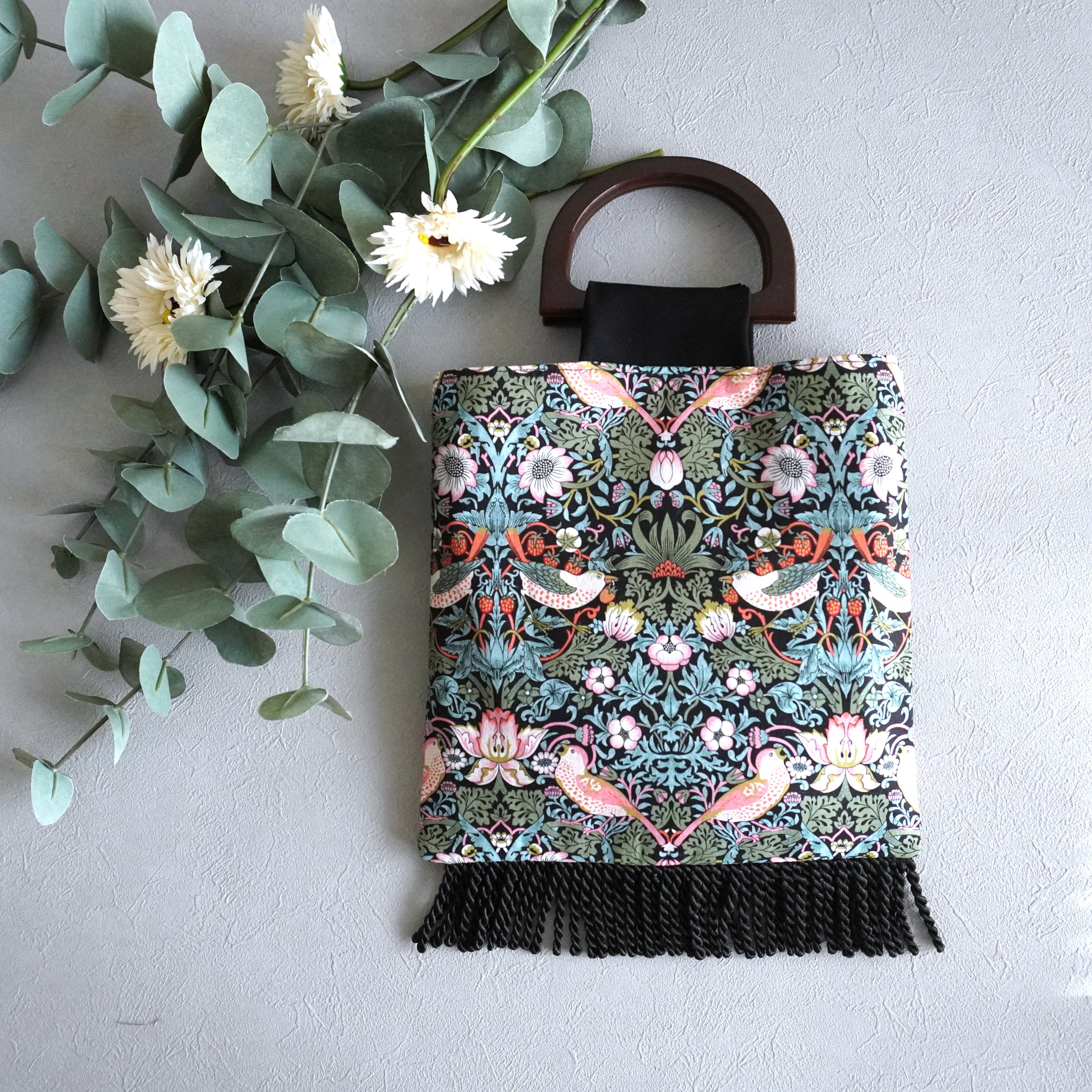 【3日以内発送】ウッドハンドルのお散歩バッグ~ウィリアムモリスのいちご泥棒~