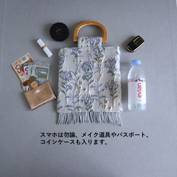 【3日以内発送】ウッドハンドルのお散歩バッグ~アイボリーベースにぷくぷくしたあじさい柄~ 3枚目の画像