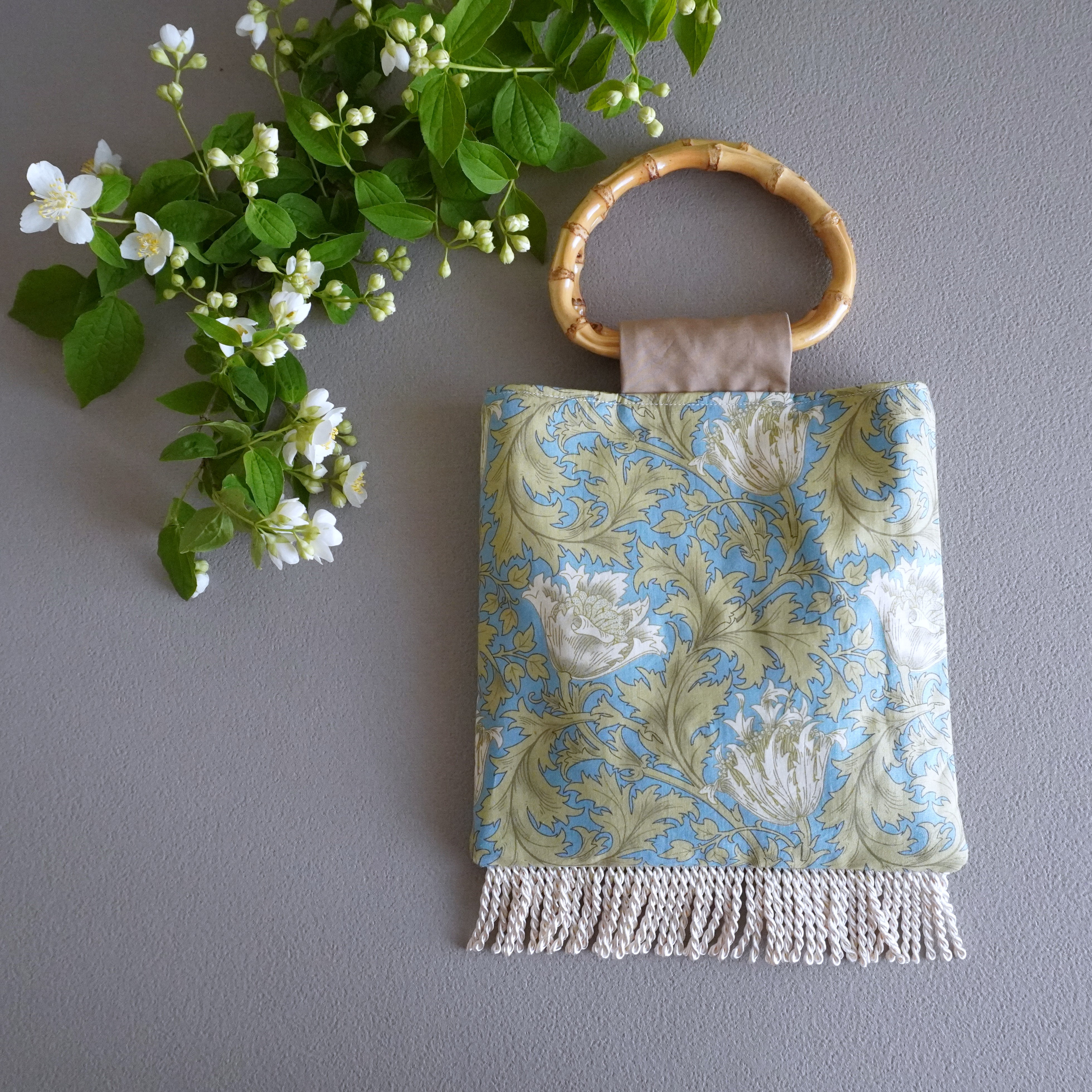 【3日以内発送】バンブーハンドルのお散歩バッグ~ブルーベースのウィリアムモリス、アネモネ柄~