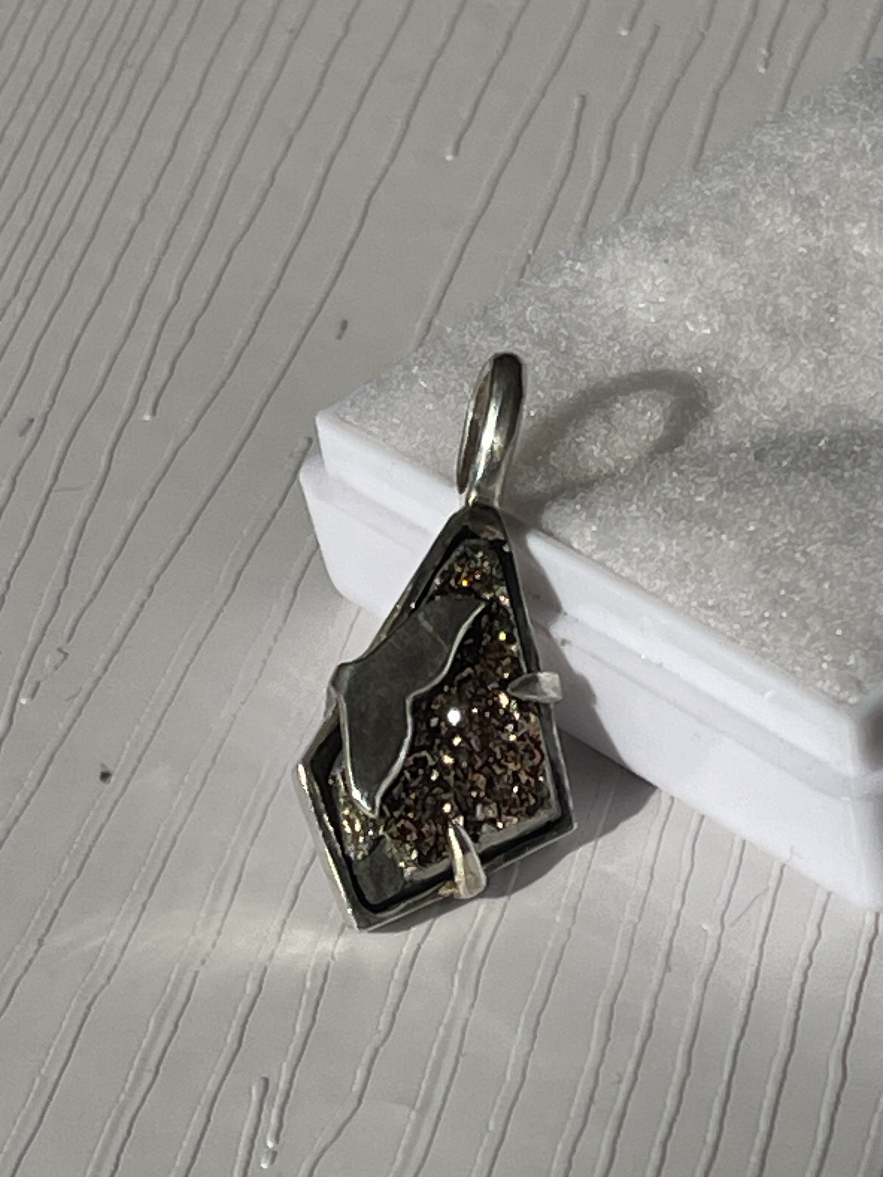 レインボーパイライトをシャチのシッポで包んだシルバーペンダント