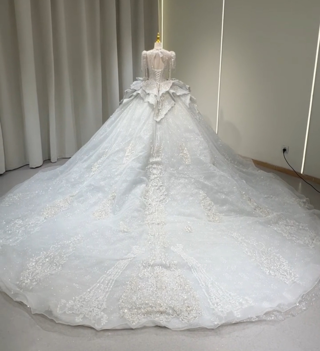 高品質保証　vネック　アンティークなドレス　ブルーグレー　チュール　たっぷりなレース　美品上品　ブライダル　結婚式披露宴
