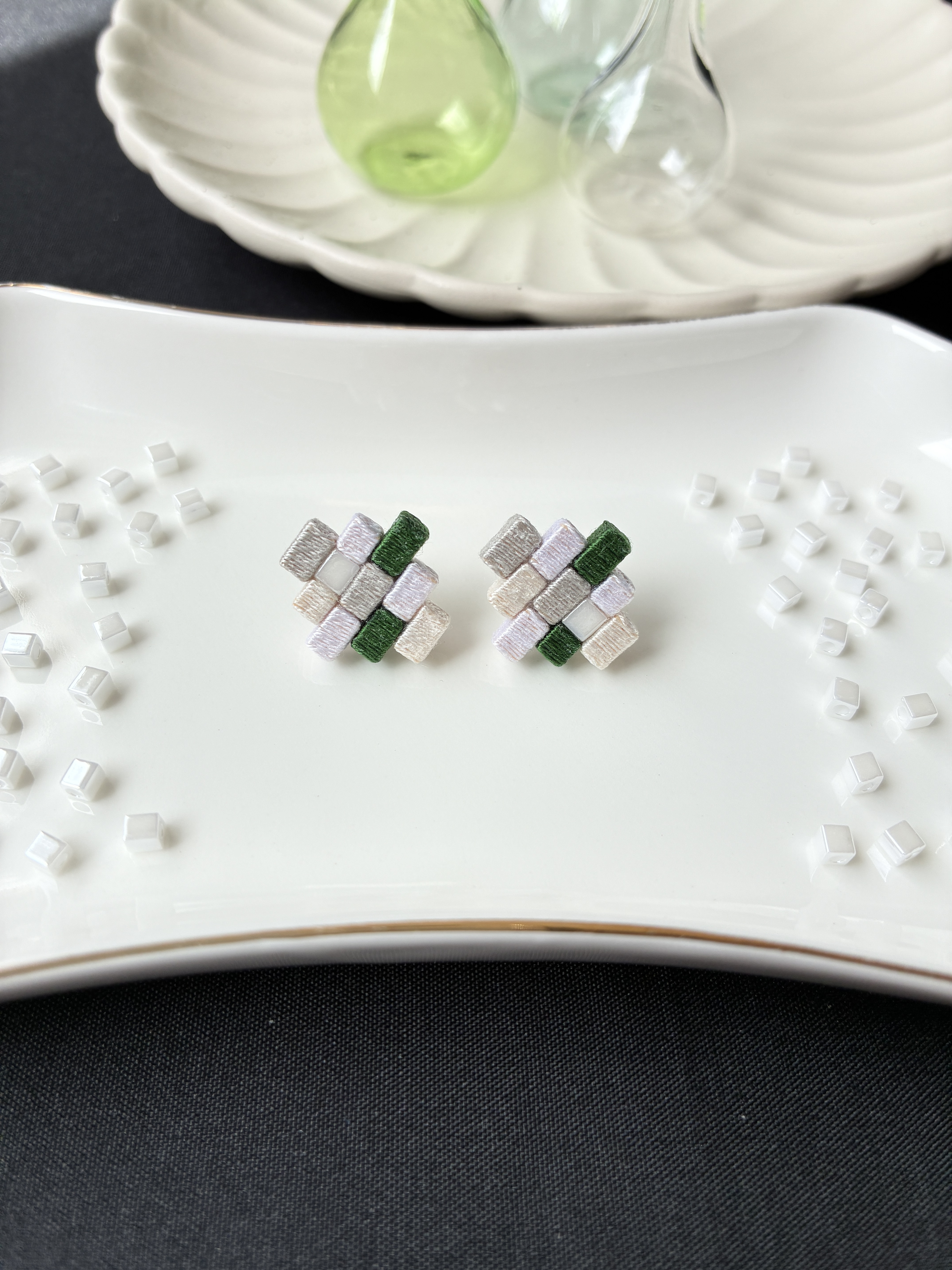 【春】白　緑　すずらん色　ジグザグピアス/イヤリング