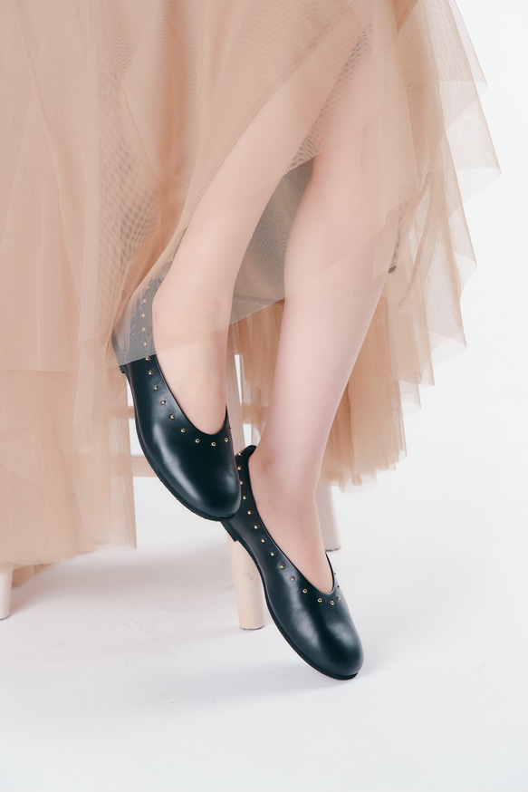 スタッズ付き、深履きのバレエシューズ（22.5cm〜25cm） 8枚目の画像