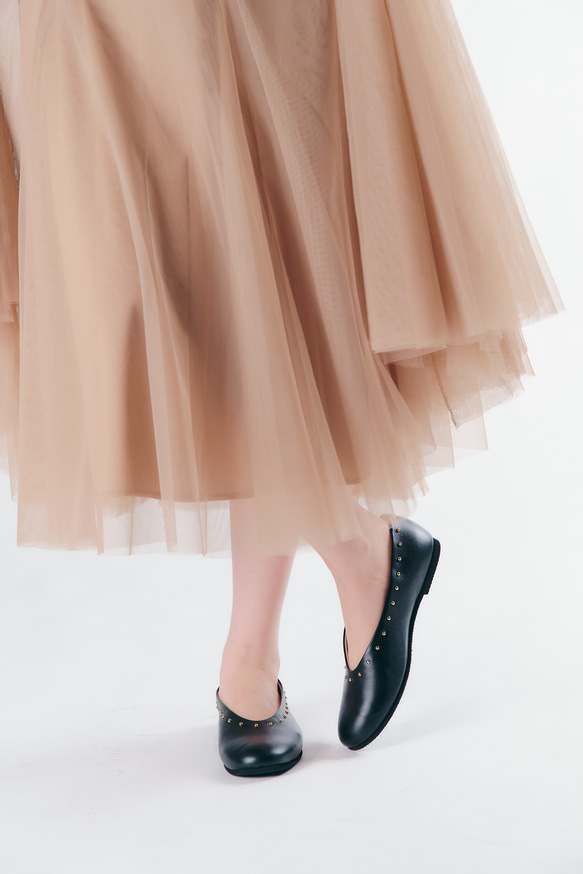 スタッズ付き、深履きのバレエシューズ（22.5cm〜25cm） 6枚目の画像