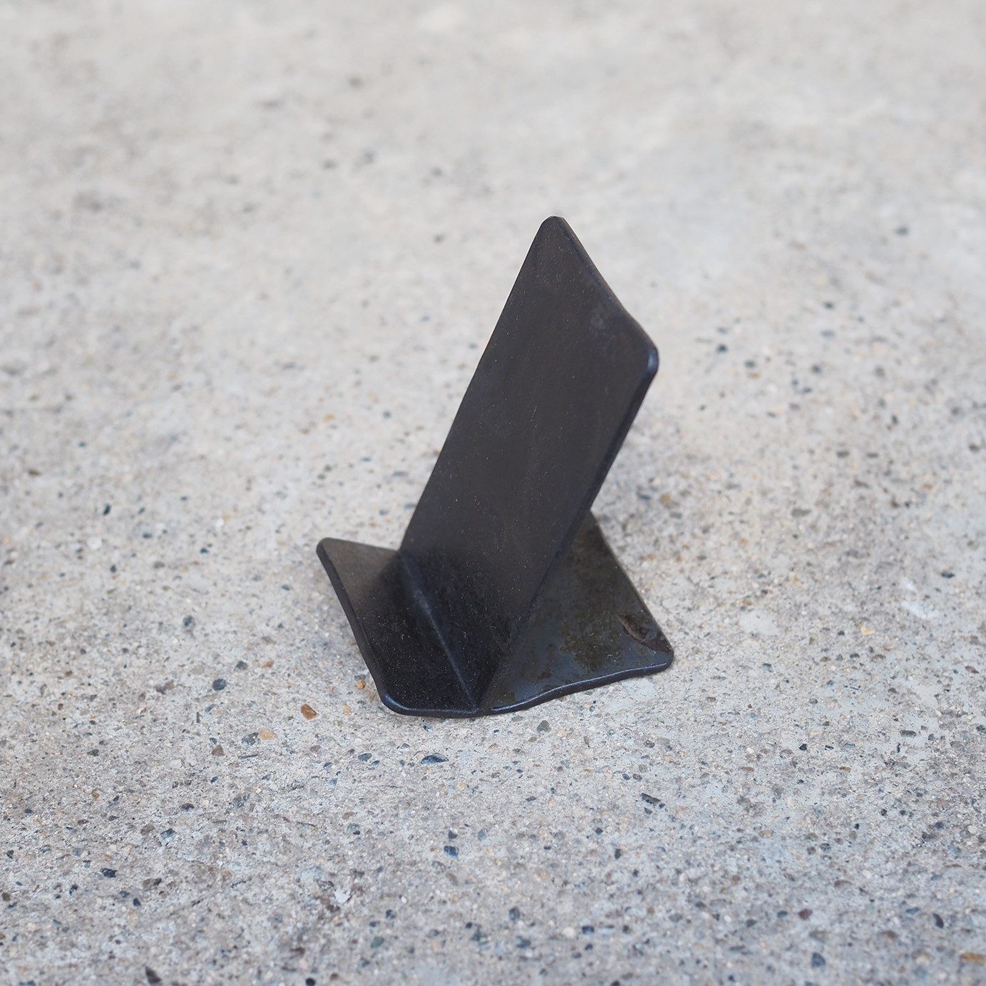 【スマホスタンド】ロートアイアンのコンパクトでかっこいいスマートフォンスタンド