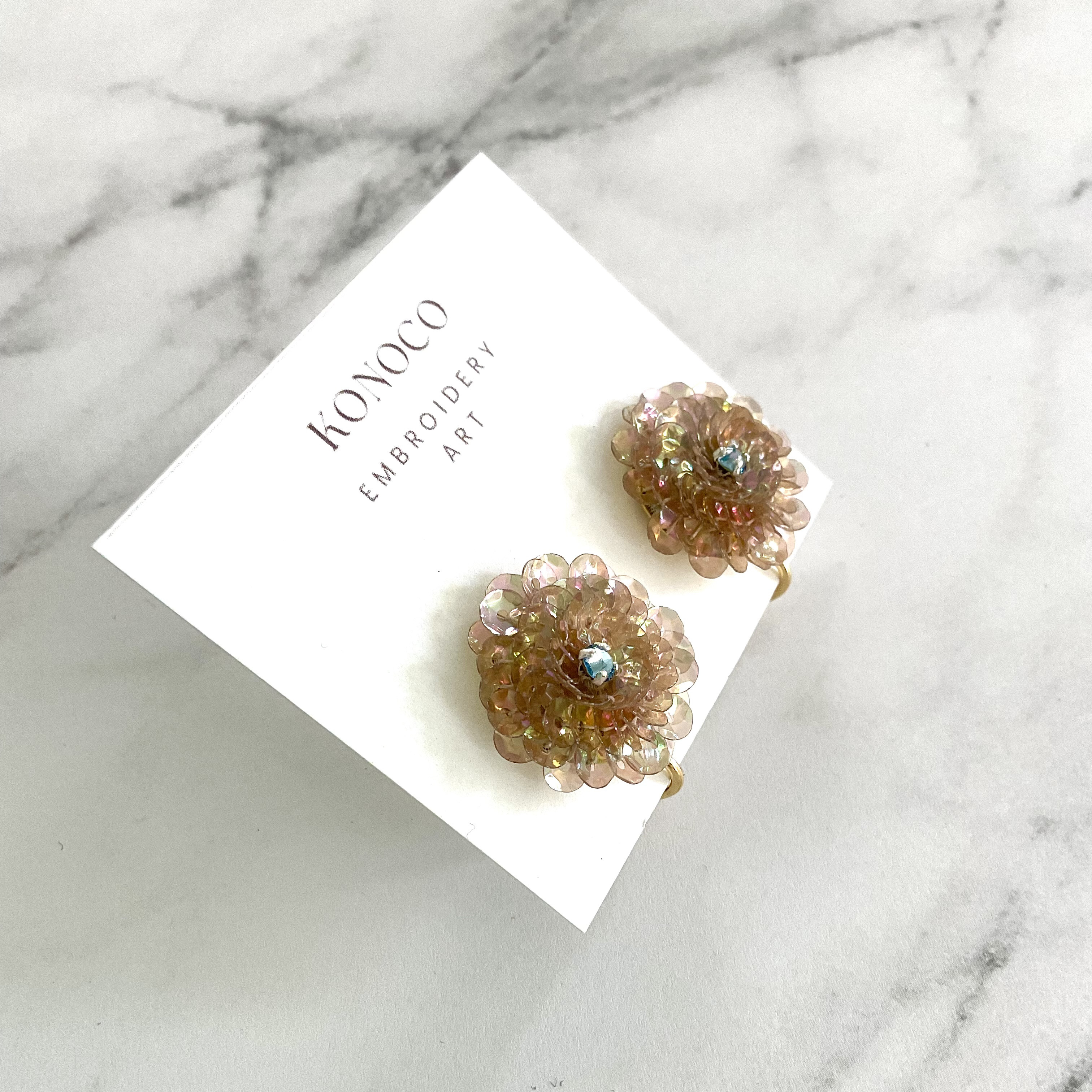 ラナンキュラスの耳飾り(オーロラライトベージュ×アクアマリン)