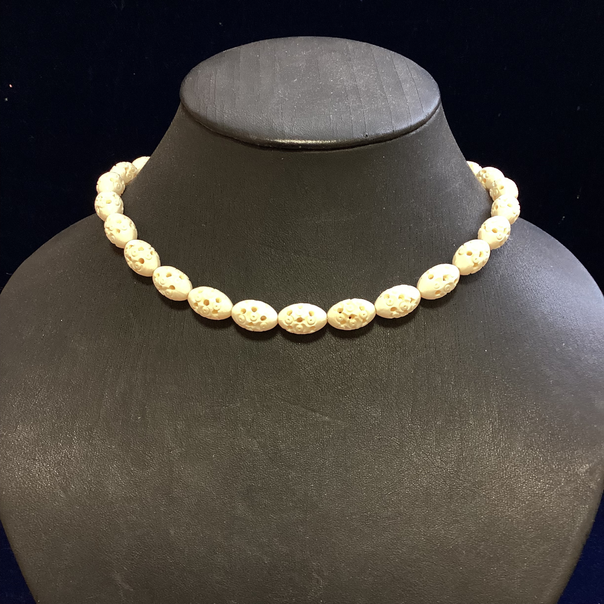 ☆本象牙ネックレス楕円透かし彫り　R-1