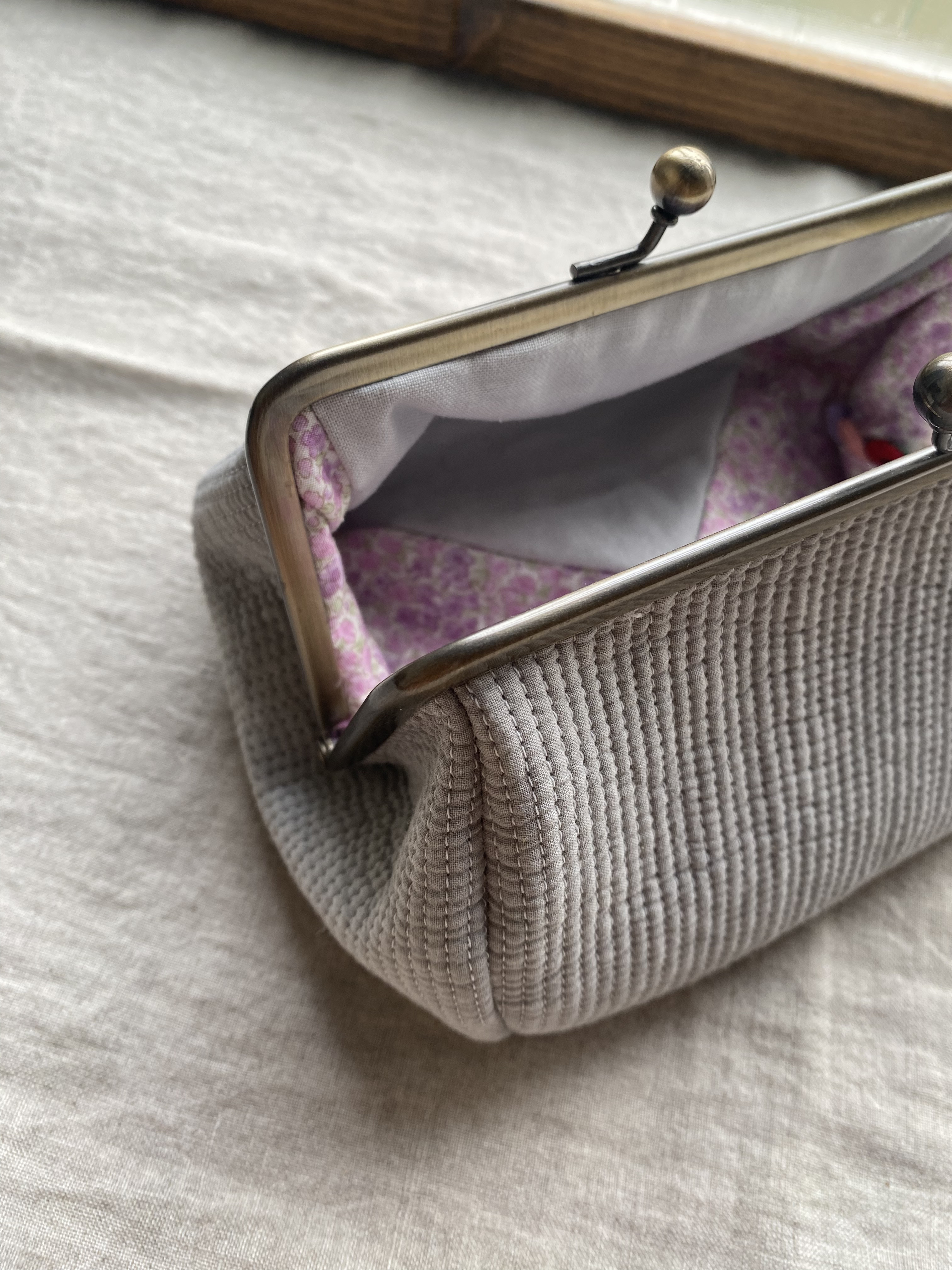 いつもがんばってるご自分へのご褒美に　上品なヌビと花柄大人ポーチ　ヌビキルトグレー　一点限定　大容量　自立ポーチ