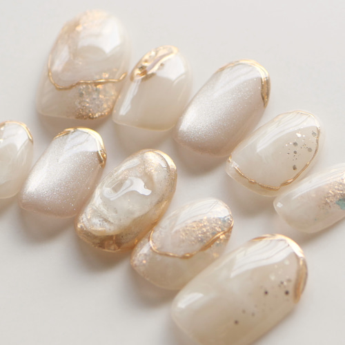 ベージュホワイト×ゴールドのニュアンスネイル◇ネイルチップ【casual