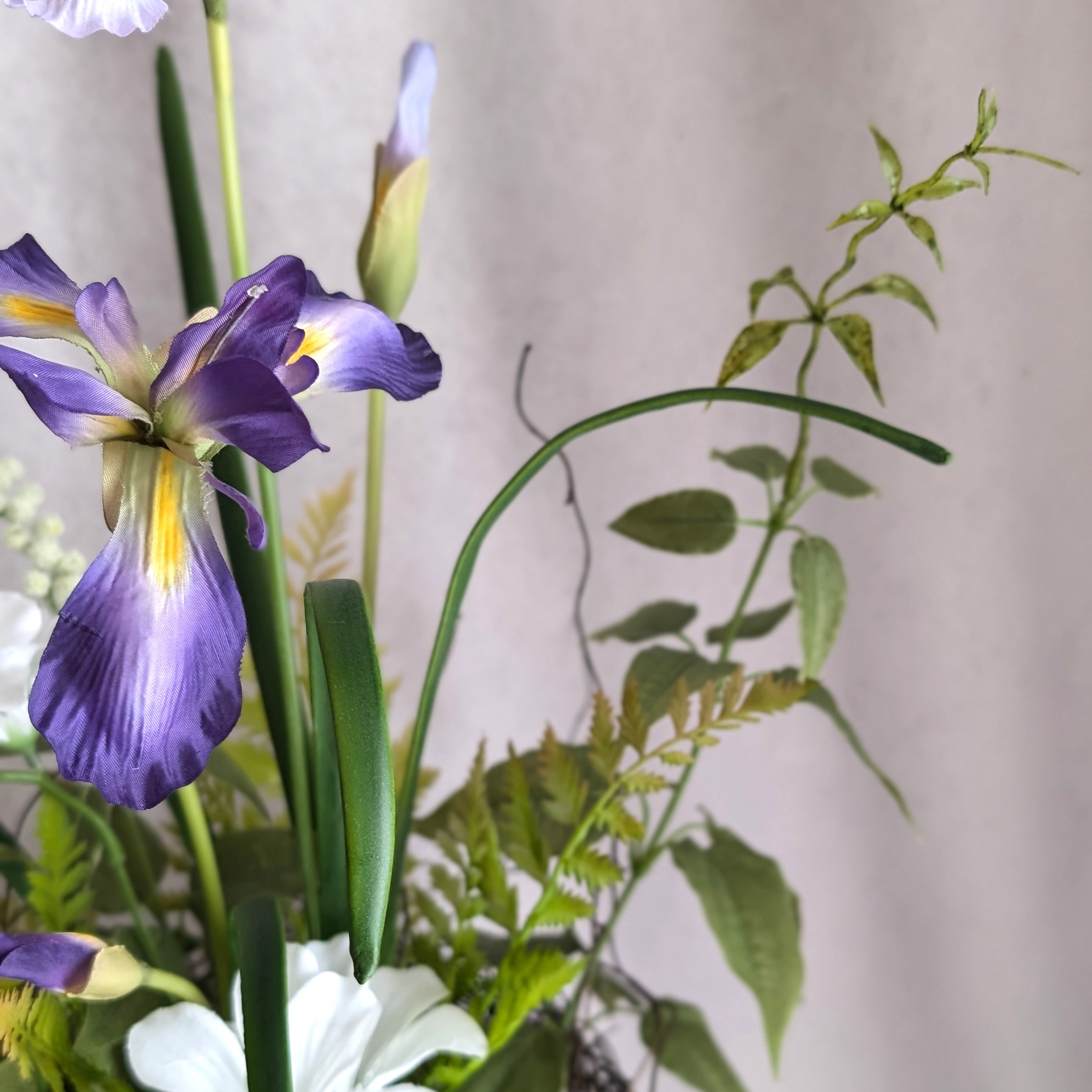まるで本物の生け花！花台付き！　花しょうぶとフリージアにワイルドフラワーが爽やかなアーティシャルフラワー（造花）アレンジ