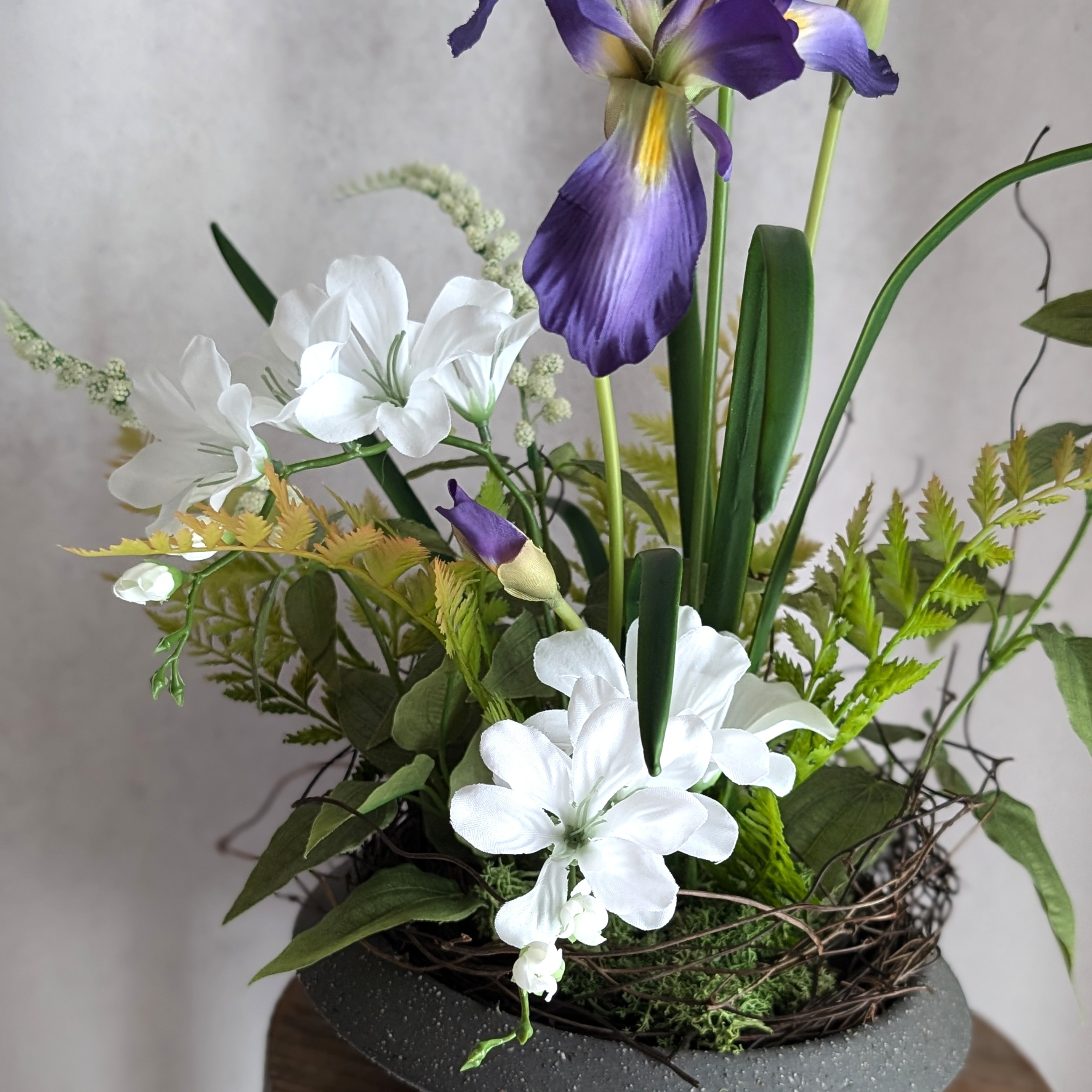 まるで本物の生け花！花台付き！　花しょうぶとフリージアにワイルドフラワーが爽やかなアーティシャルフラワー（造花）アレンジ