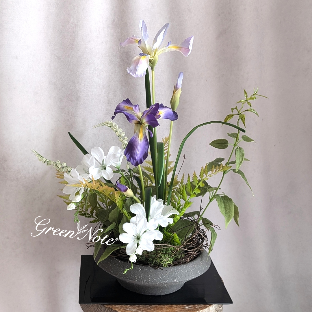 まるで本物の生け花！花台付き！　花しょうぶとフリージアにワイルドフラワーが爽やかなアーティシャルフラワー（造花）アレンジ