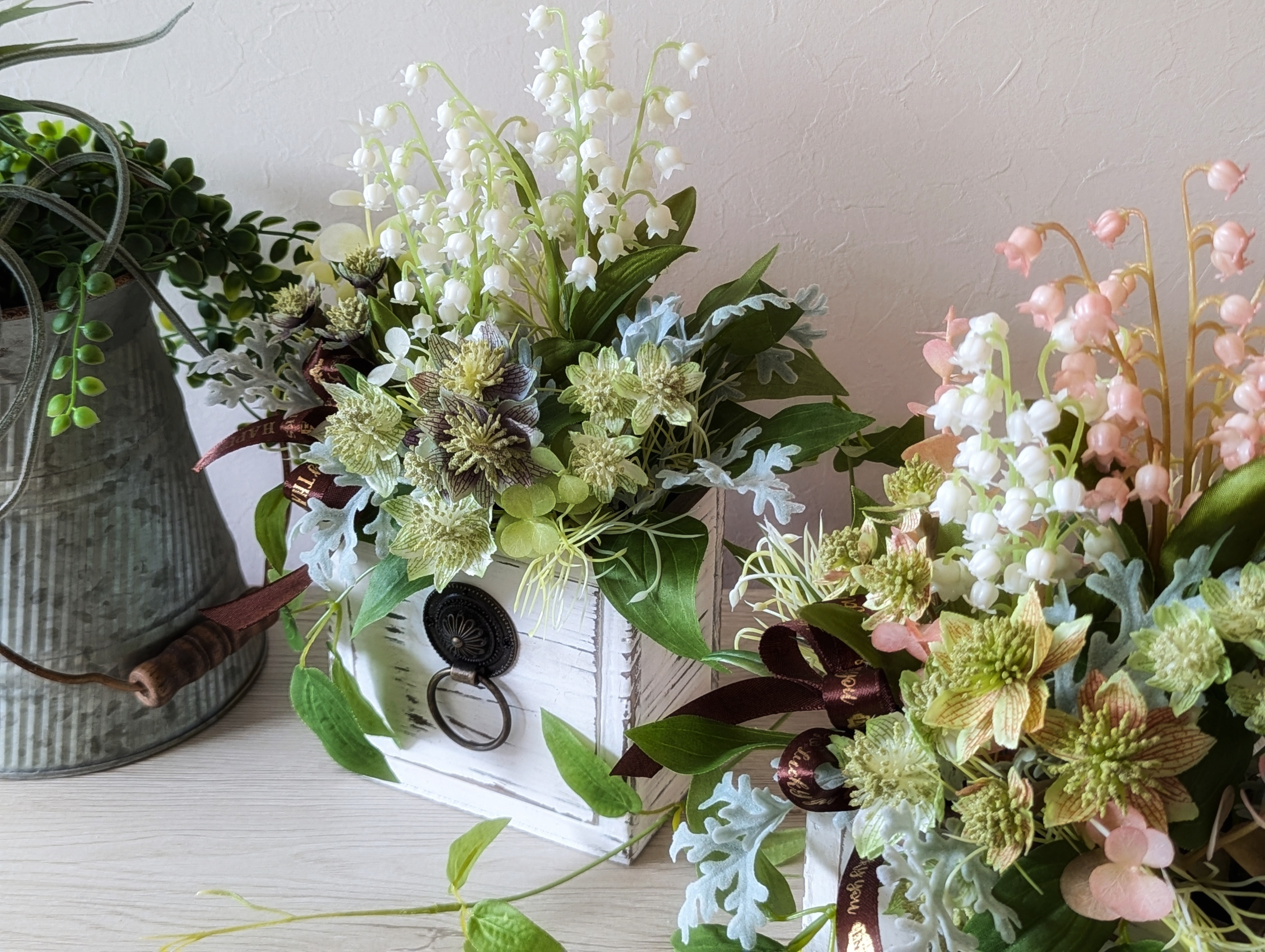 幸せを運ぶすずらんアレンジ WH・WH/PK Mix～ブルックリン・スクエアBox  アーティフィシャルフラワー ギフト