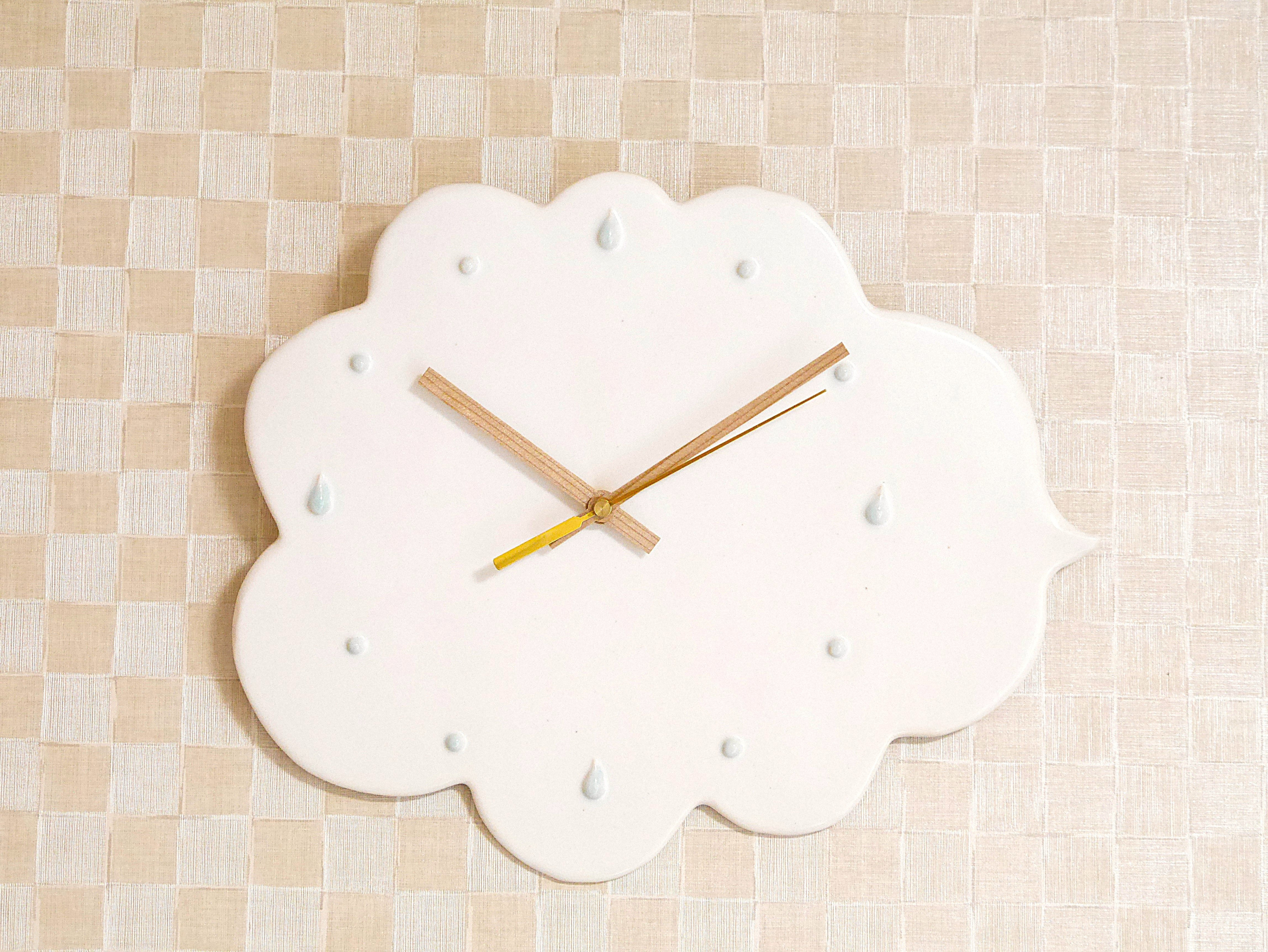 【陶器 壁掛け時計 もくもく雲 月白色】ギフト 時計 贈り物 おすすめ  木目 静か 珍しい