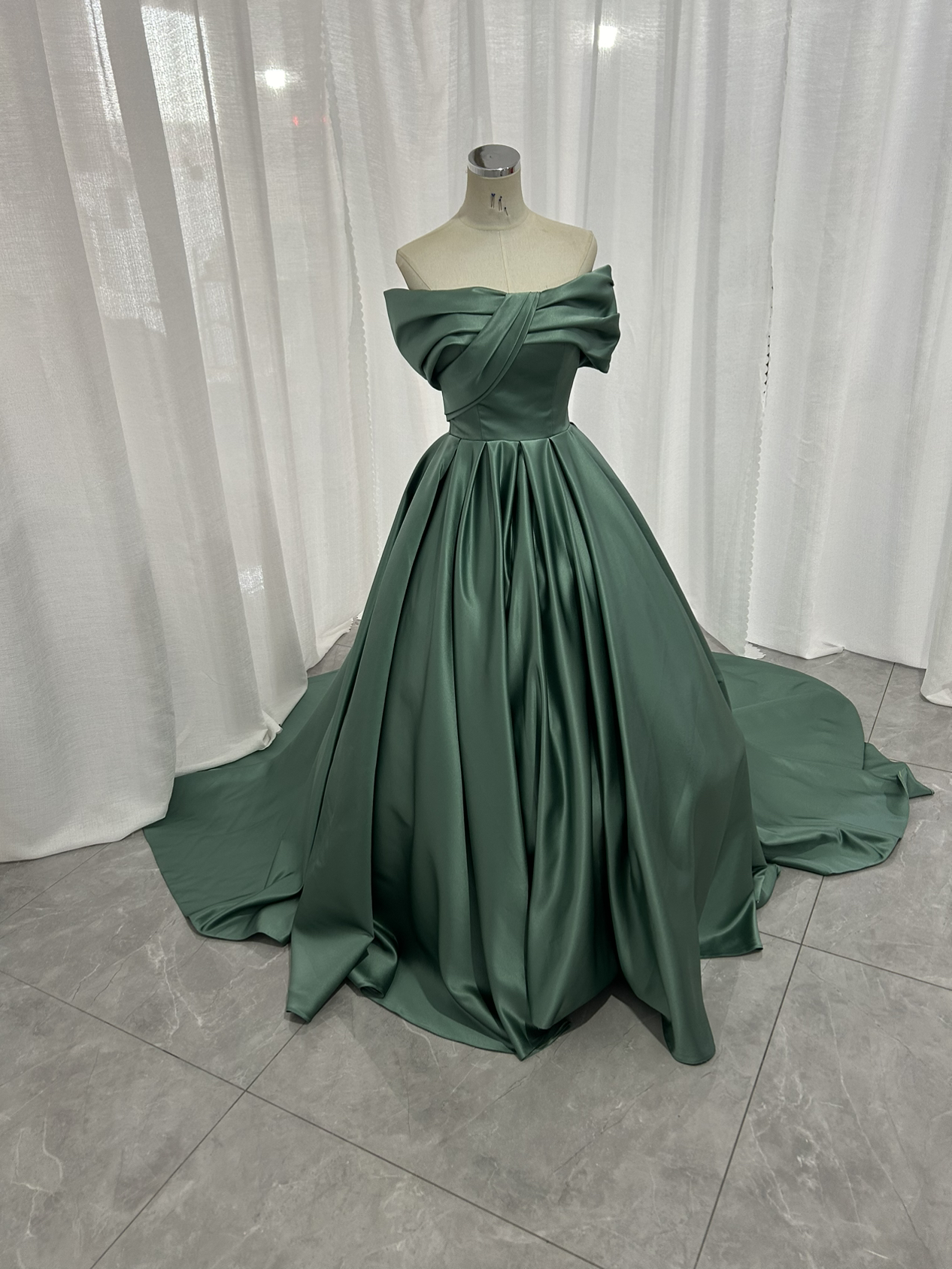 カラードレス グリーン オフショルダー ふっくら柔らかなバックリボン 披露宴