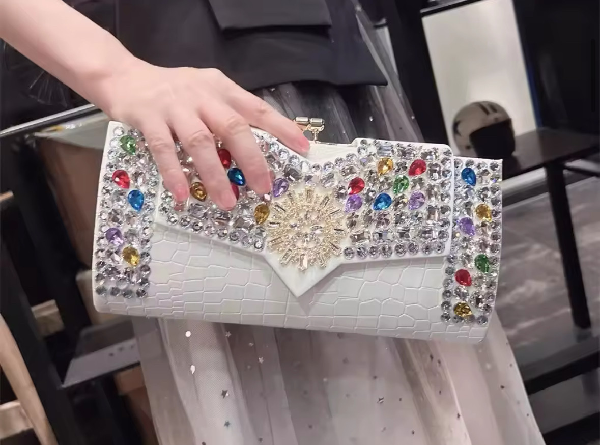 【持つアート】ハンドバック レディース クラッチバック ディナーバック ストーン付き 受注生産制 3色