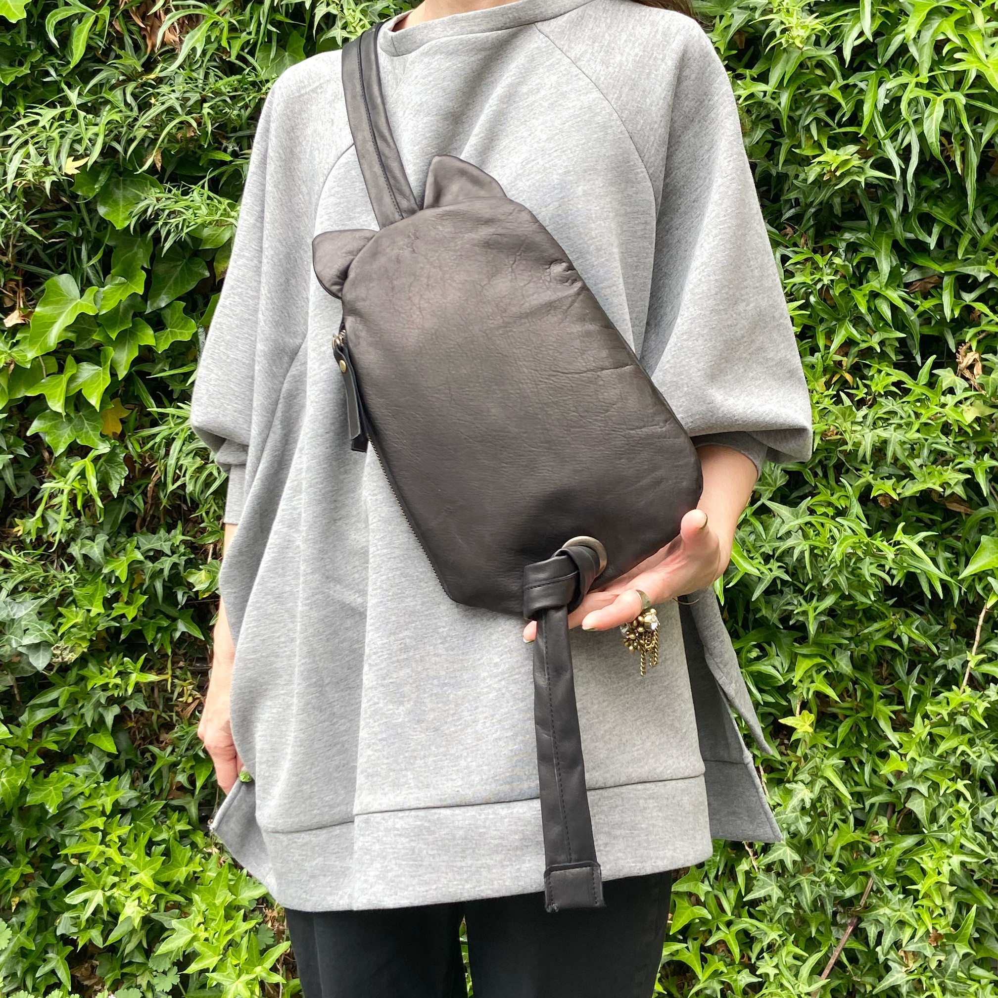 【Mサイズ】馬革＊ブラック＊ネコ＊ボディバッグ＊オプションにて名入れ可　ギフトにも