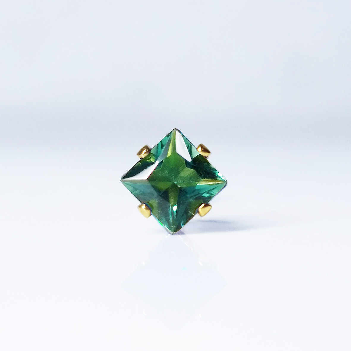 片耳用 エメラルド スクエアカット・ピアス　　[送料無料]