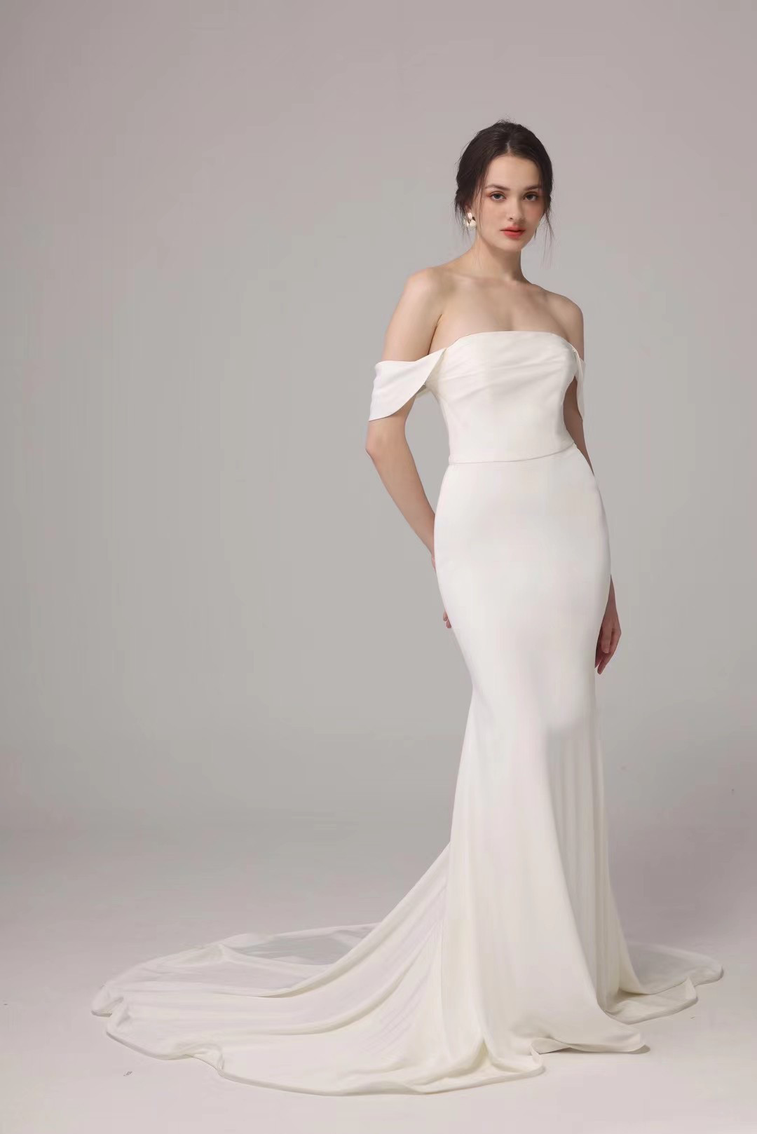 シンプル！オフショルダー　二の腕カバー　袖あり　マーメイドドレス　トレーン　くるみボタン　パーティードレス二次会/披露宴