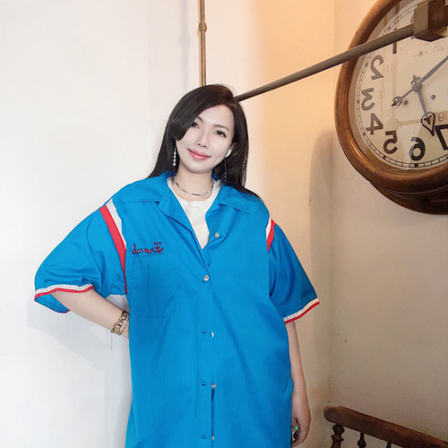 スカイブルー×レッド×ホワイトのコントラストボウリングシャツ