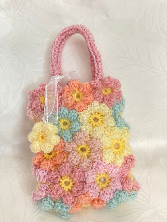 新作　1点物　ぷっくりぷっくりお花モチーフ編み　ミニバッグ 1枚目の画像