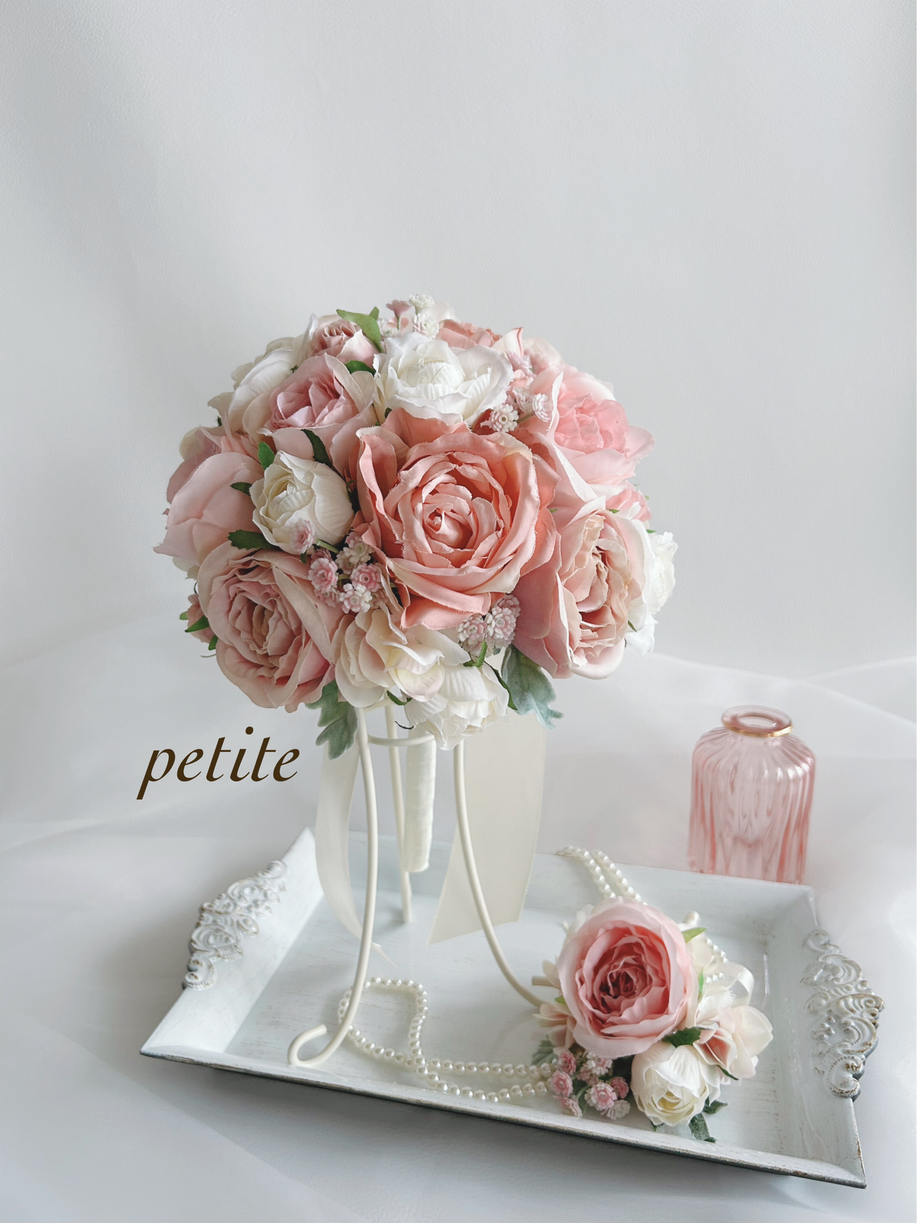 ピンクローズとホワイトローズのクラシカルカラーのラウンドブーケ・ブートニア　ブーケスタンドセット