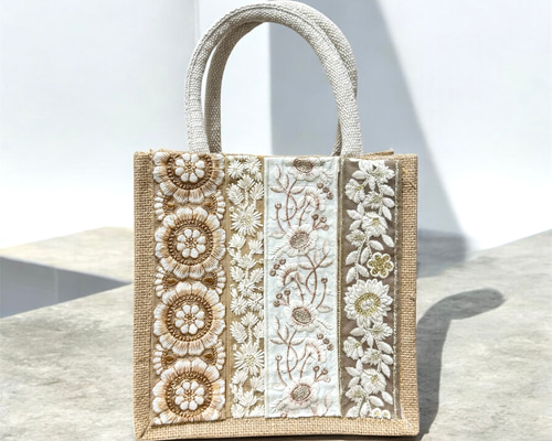 インド刺繍リボン　ジュートバッグA4 両面アレンジ　ベージュ×お花　パール インド刺繍リボンのジュートバッグ/エコバッグ/カゴバッグ/サブバッグ
