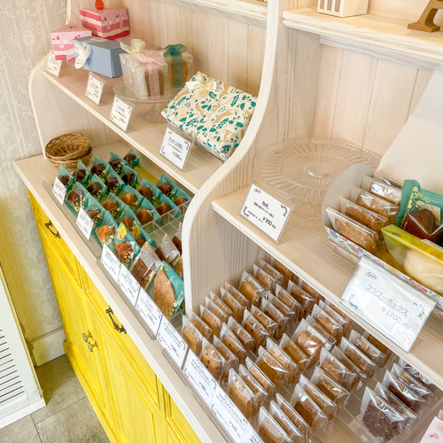 お菓子屋さんケーキ屋さん向け かわいいディスプレイシェルフ