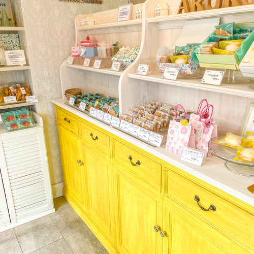 お菓子屋さんケーキ屋さん向け かわいいディスプレイシェルフ