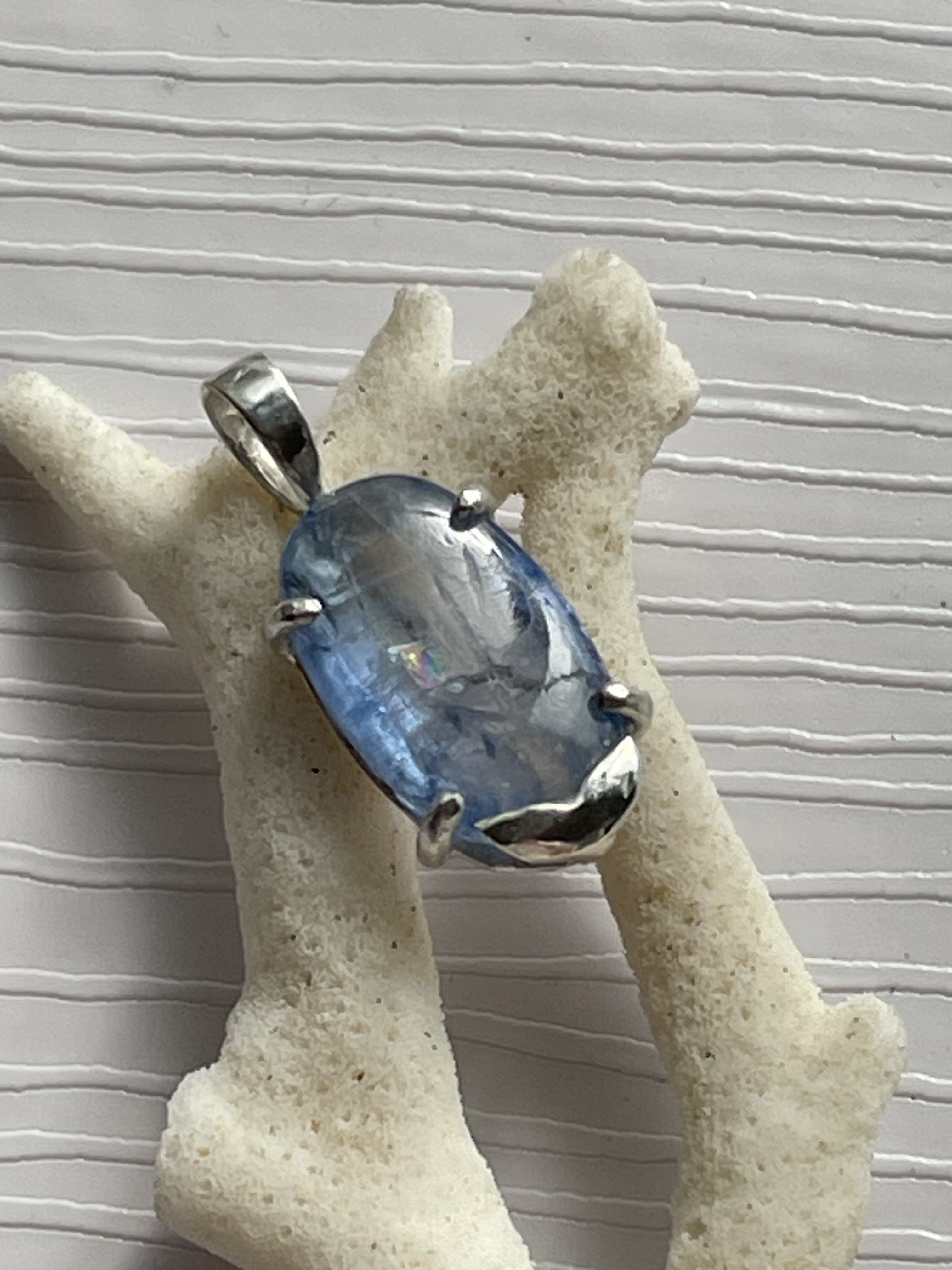 シャチのシッポで留めたカイヤナイトのペンダントトップ