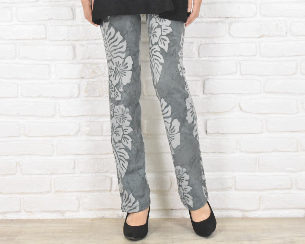 驚きの穿き心地！ハイビスカス柄ろうけつ染めストレートストレッチロングパンツ　グレー　大きいサイズあり