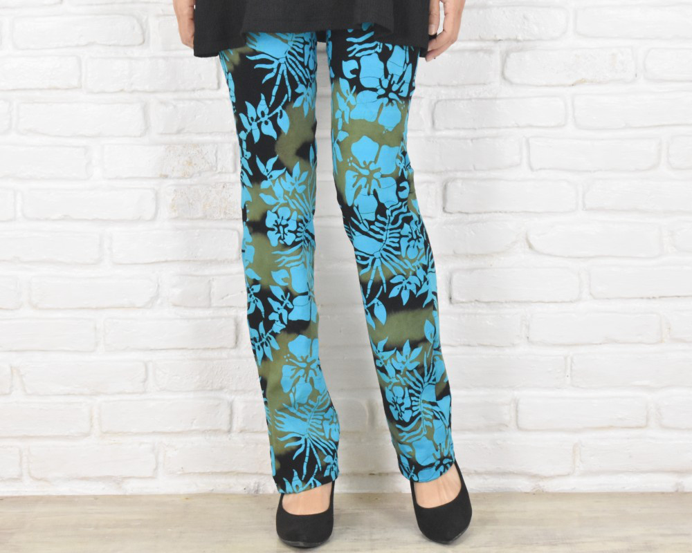 驚きの穿き心地！ハイビスカス柄ろうけつ染めストレートストレッチロングパンツ　ターコイズブルー　大きいサイズあり 6,241円