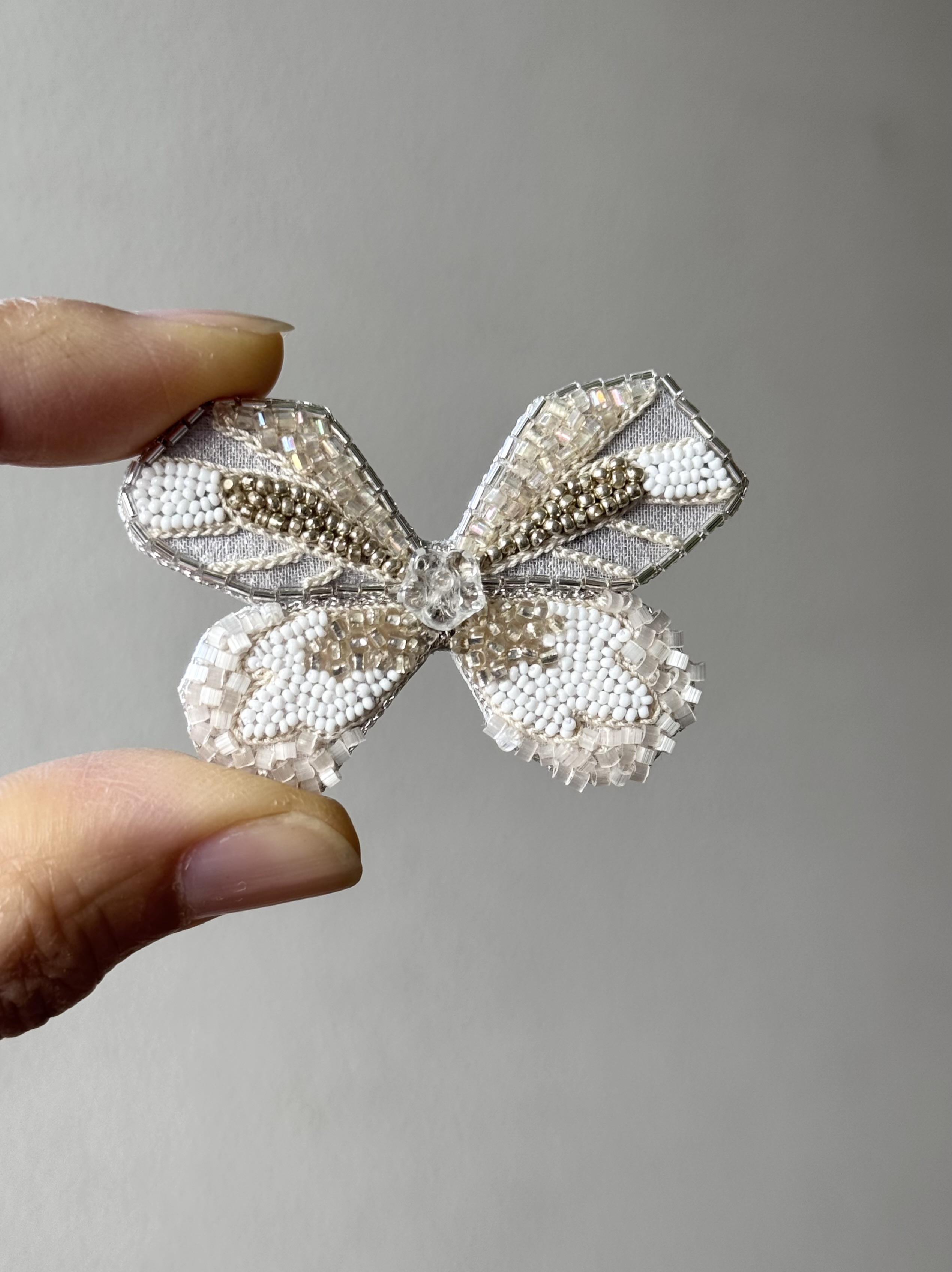蝶々ブローチ（オフホワイト）オートクチュールビーズ刺繍