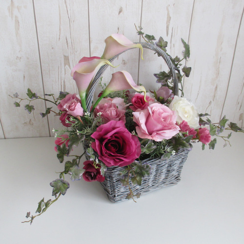 カラーリリーとバラのくすみカラーのアレンジメント m-1694