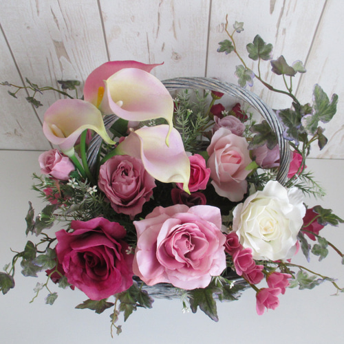 カラーリリーとバラのくすみカラーのアレンジメント m-1694