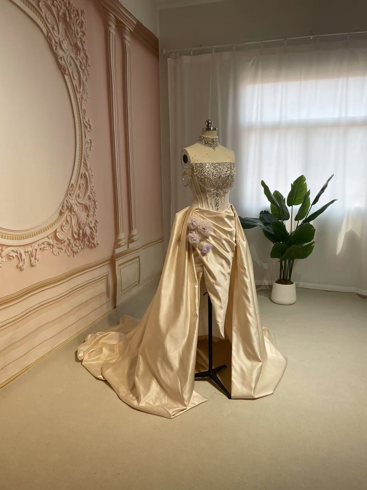 圧倒的な存在感　フィッシュテール　サテン　たっぷりなビジュー　キラキラグッリター　シャンパン色　アンティーク　女王派挙式