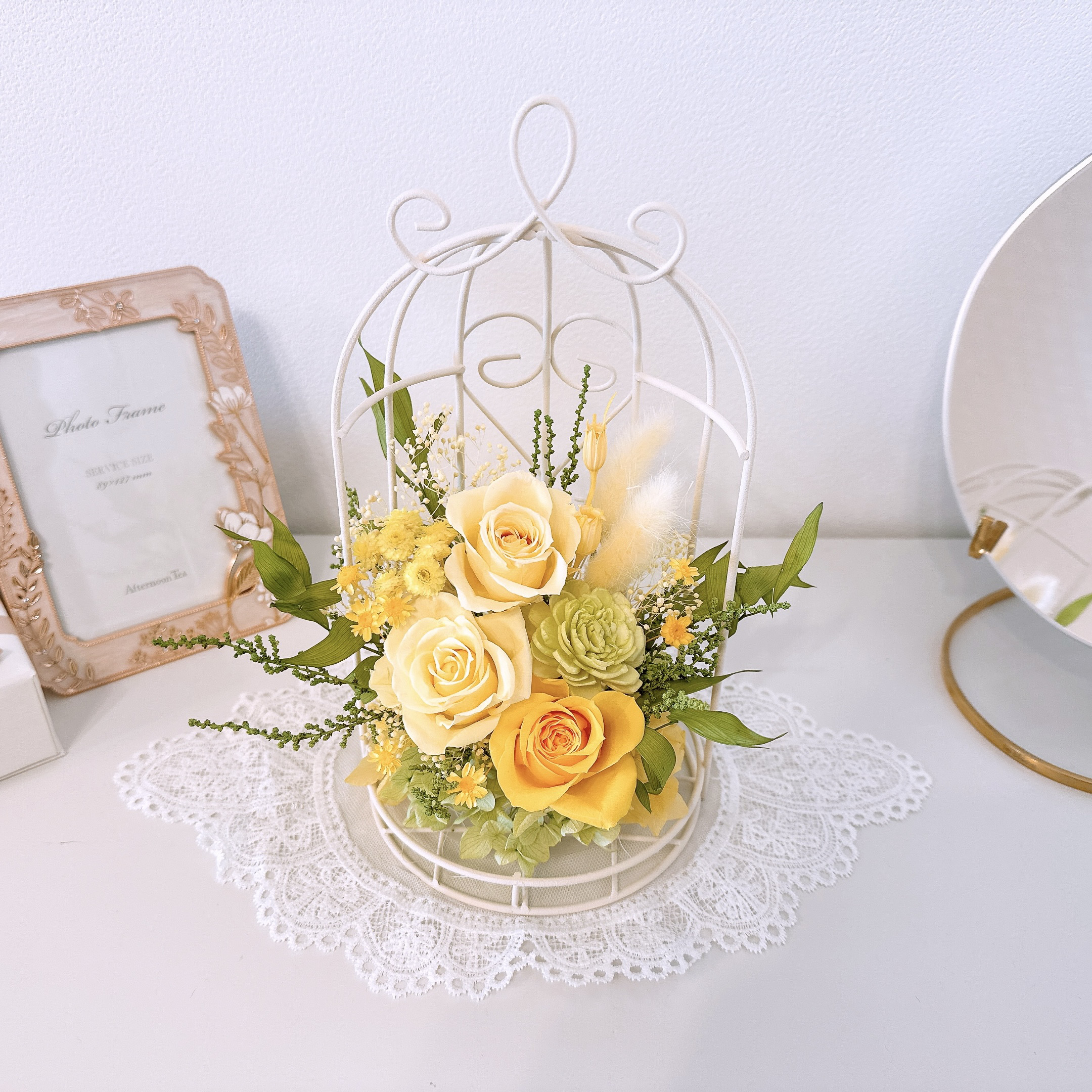 春の訪れを感じさせる 鳥籠アレンジ 黄色 イエロー オレンジピンク バラ 鳥かご プリザーブド 新築 結婚 出産 還暦祝