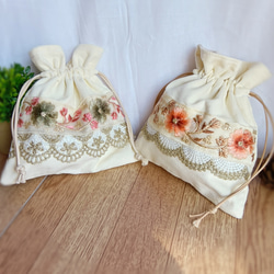 アイボリー コーデュロイ の 花模様 インド刺繍リボン の フリル 巾着