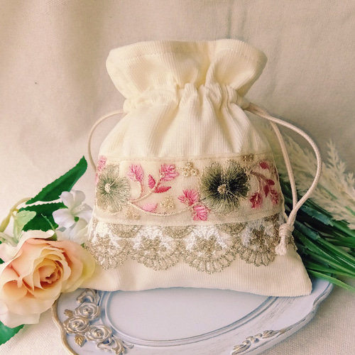 アイボリー コーデュロイ の 花模様 インド刺繍リボン の フリル 巾着